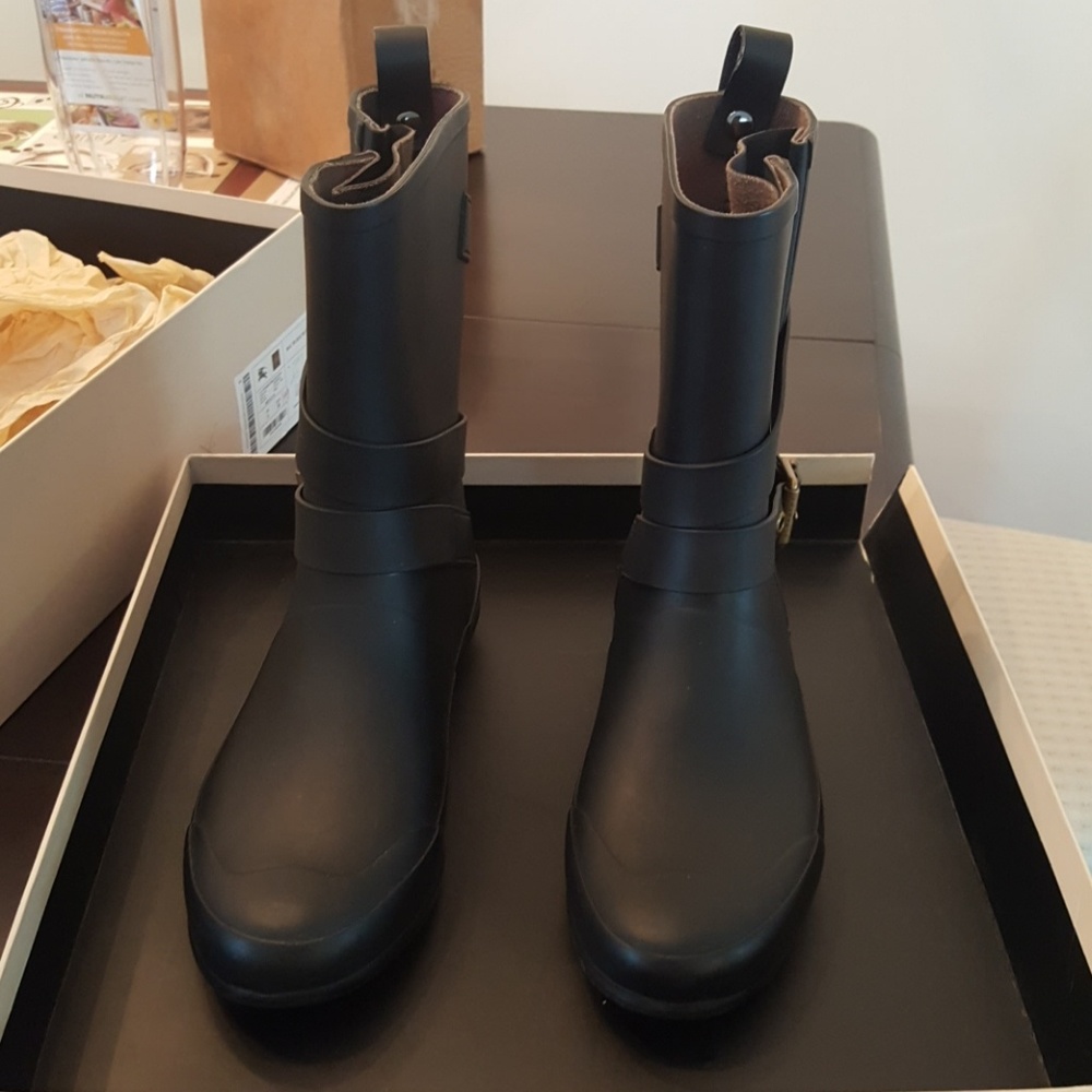 Mid rain boots